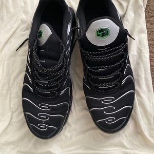 Nike Air Max Plus Black Silver Green Strike Shoes